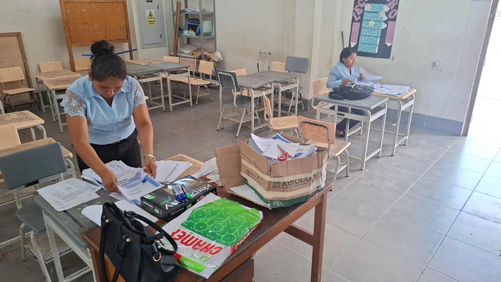 Equipo aplicador organizando los materiales de la evaluación