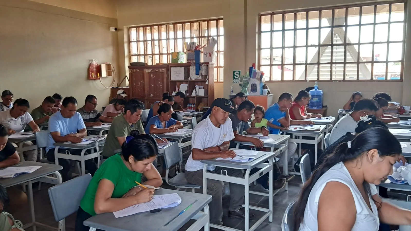 Docentes de primaria resolviendo una evaluación diagnóstica