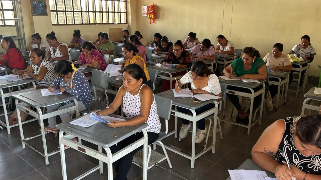 Docentes de primaria durante la aplicación de la evaluación diagnóstica