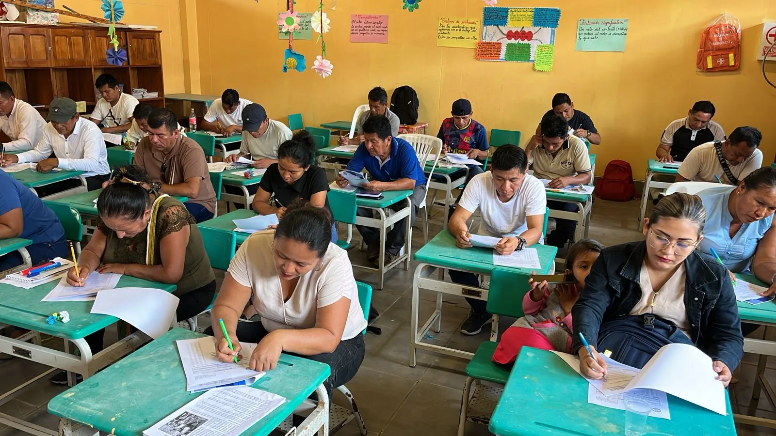 Docentes de primaria desarrollando la evaluación diagnóstica