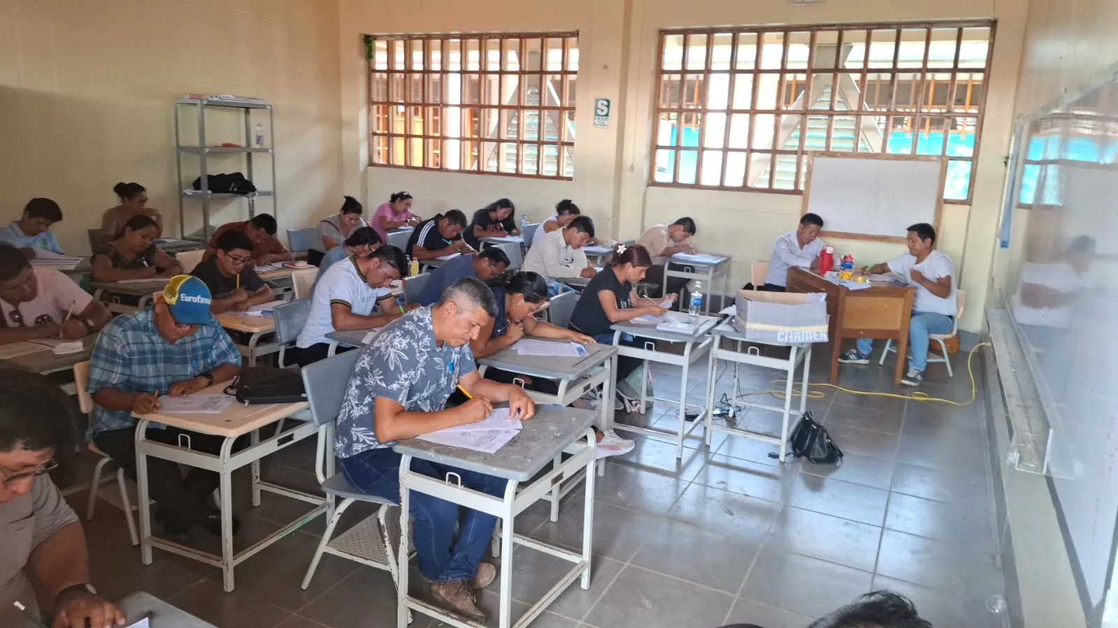 Docentes de secundaria respondiendo la evaluación diagnóstica