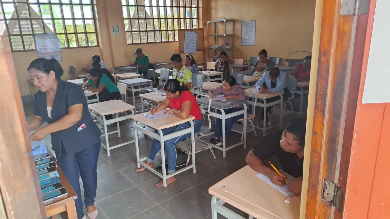 Docentes de secundaria finalizando la evaluación diagnóstica